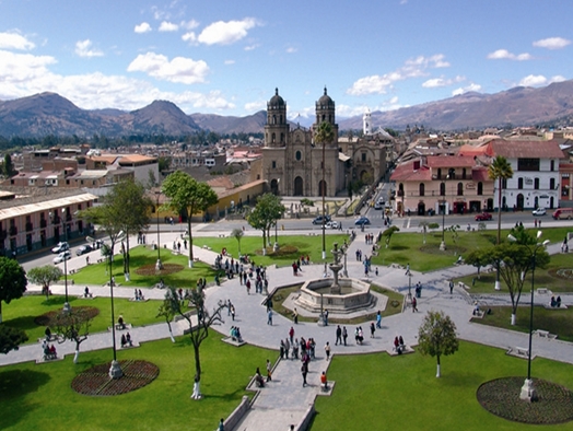 Découvrez la ville de Cajamarca, située dans les montagnes au nord du Pérou.